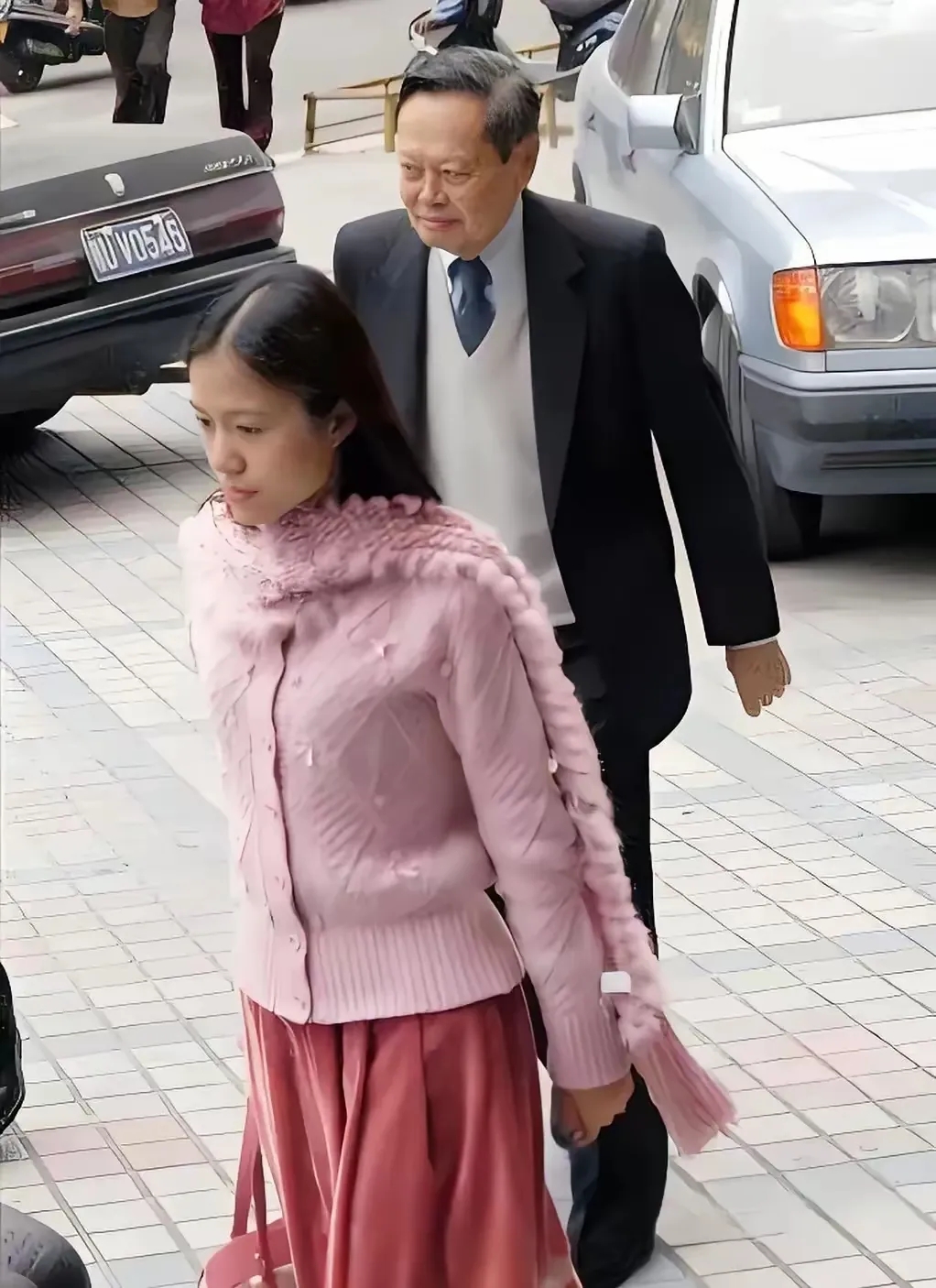 杨振宁虽然103岁，但看起来精神铄熠，步伐稳健！

杨振宁和翁帆经常会一起外出，