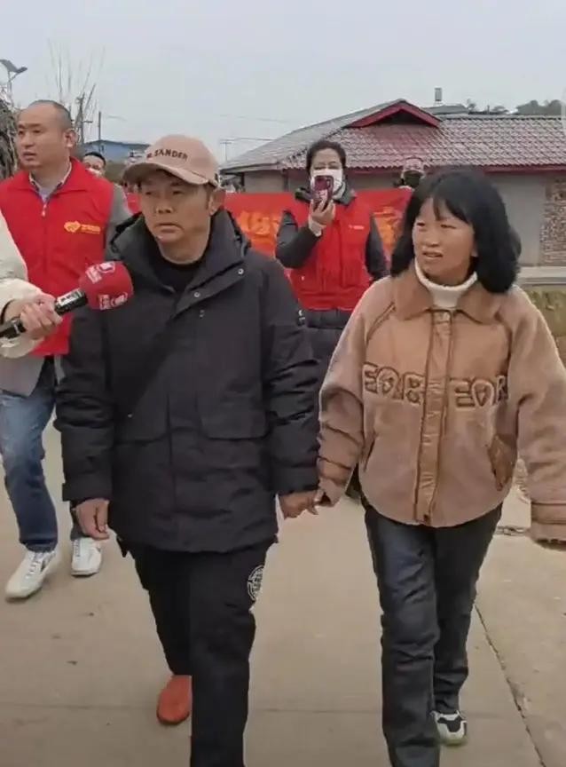啥？一个8岁娃被人拐跑了！四处流浪几十年，家都不知道在哪儿！这娃也太惨了吧！

