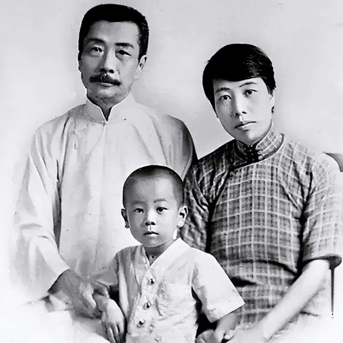 1929年，鲁迅避孕失败，儿子出生了。一直想丁克的他，看到儿子第一眼，忍不住撇嘴