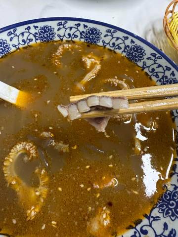 求助！羊汤里这个长得像“牙齿”的是什么东西？