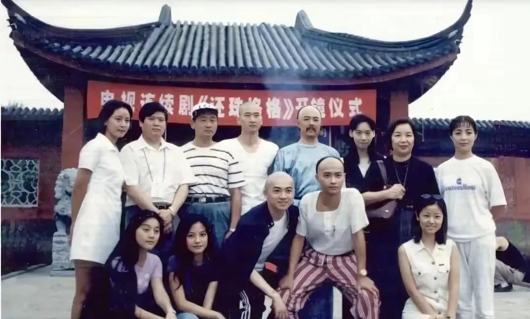 当年赵薇这么美？难怪琼瑶选她演小燕子！
6男7女共14个人，女的排第一的绝对是赵