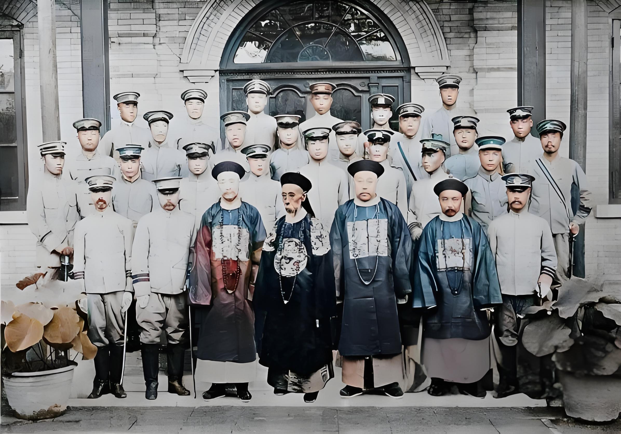 奕劻（中）与满洲贵胄学堂学生
