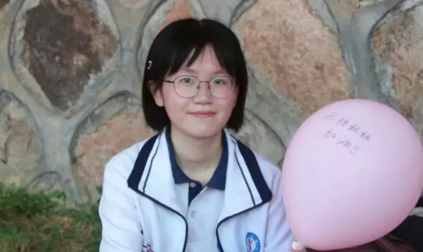 今年，广东梅州的文科状元陈雨恬，毕业于蕉岭县蕉岭中学，2024年高考语文132分