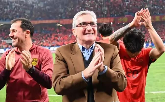 国足这是临阵磨枪，还是临时抱佛脚？据马德兴报道，国足昨天在迪拜进行了小范围的射门