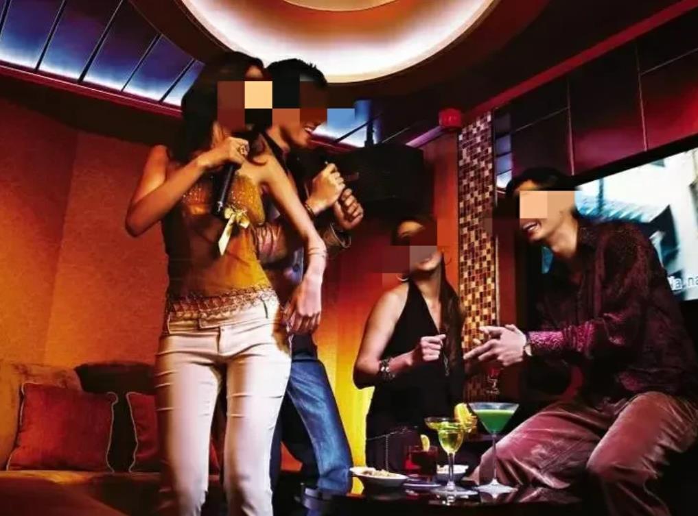 湖北十堰，男子到按摩店消费，在介绍消费项目时，女技师给了男子一个眼神，男子秒懂，