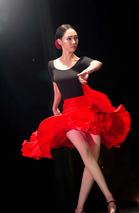 演员白百何说，当年我还在舞蹈学院学跳舞，张艺谋导演来挑选演员，让我去试试，被我拒