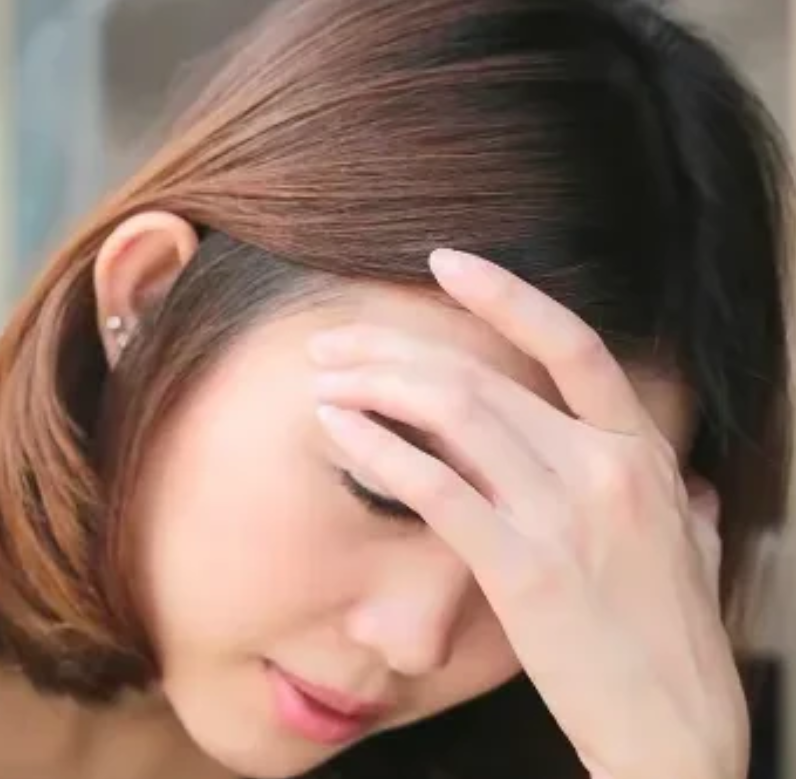 月光下的身影，独自徘徊在寂静的街头，那是李阳，一个为了爱情背井离乡的上门女婿。身