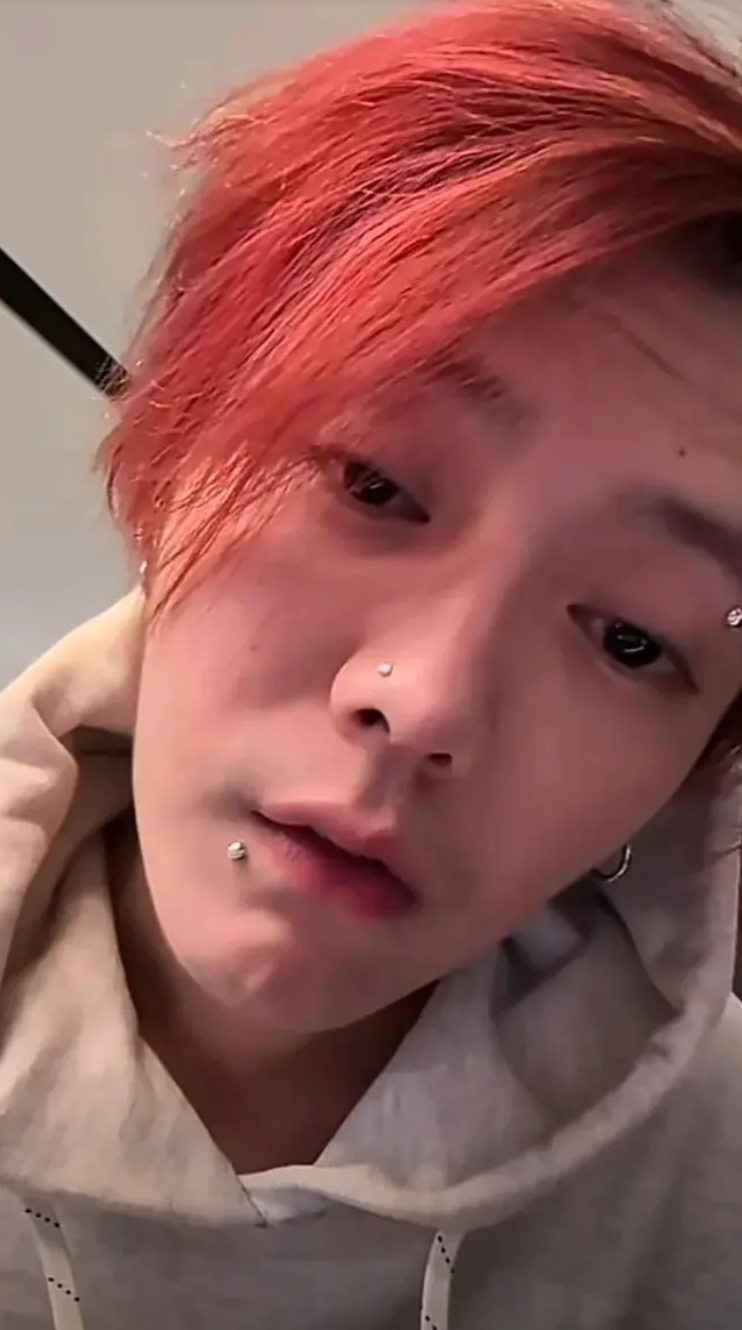 鹿晗凌晨直播，被黑粉说喝多了，质疑嗑药，直接回怼，挺爷们的。
这说的这么难听谁忍