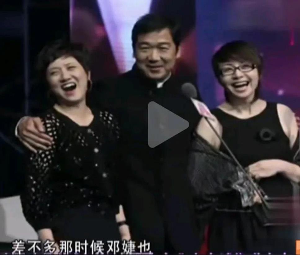 宋丹丹原来一直爱慕张国立啊！
还跟邓婕商量说，到张国立75岁时，把他让给自己。