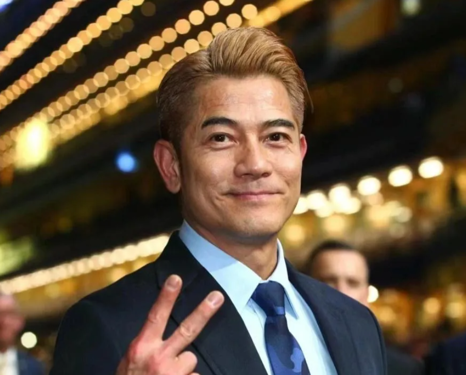 59岁的郭富城人生现状：

1、有2个哥哥，二哥和父亲早年间相继去世
2、已婚，