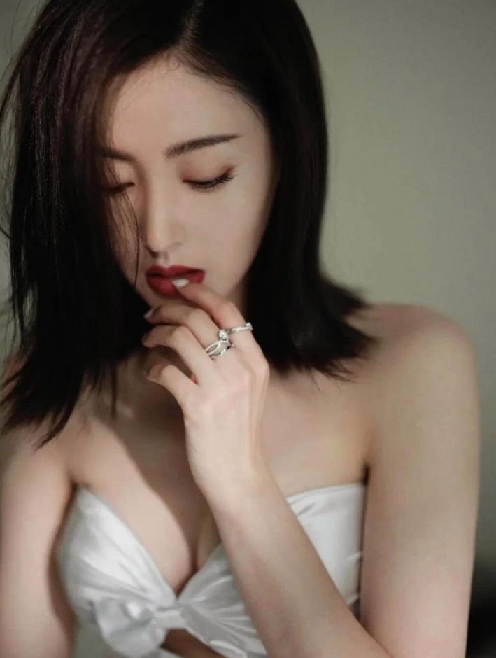 张天爱这个眼神谁能抵抗住
