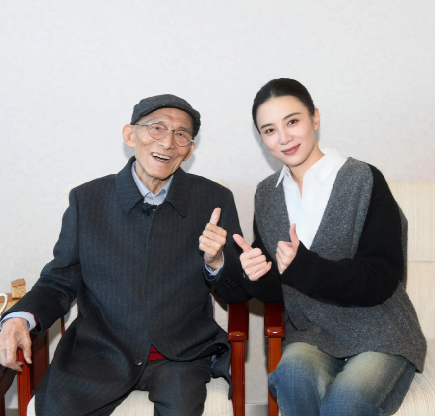 这张明星艺术家合照，宋佳依然很美很有气质。而塑造一代经典角色济公活佛的游本昌老艺