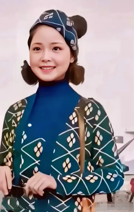 这是邓丽君1970年在香港开完演唱会时的留影，那时的邓丽君歌甜人美，年轻俊俏，穿
