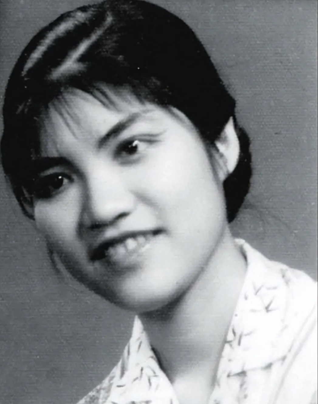 2004年4月14日，在纽约的一所医院内，一位90岁的中国老妇人病逝。因为没有亲