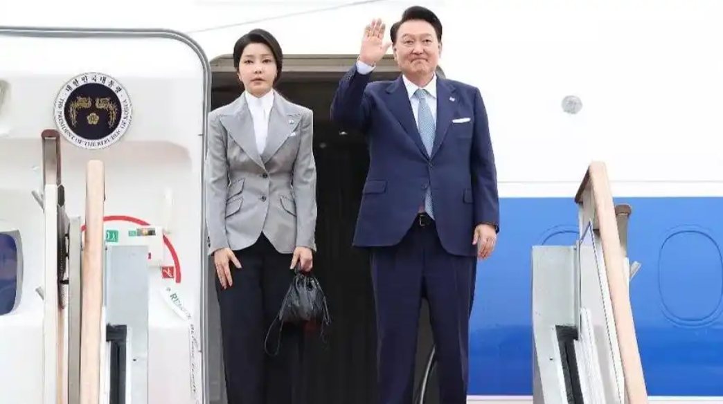 韩国总统否认“第一夫人”金建希参政丑闻，同时避免金建希参加公开活动。

从尹锡悦
