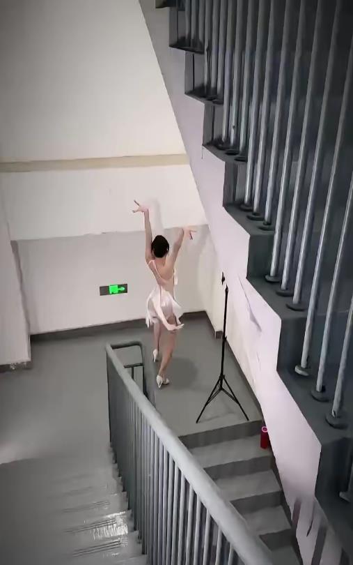 这是有榜一大哥吧，太卖力了！