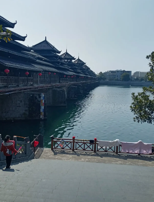今天和一朋友说起大学学费的事，他说今年他崽576考了长沙理工大学的电气专业，刚刚