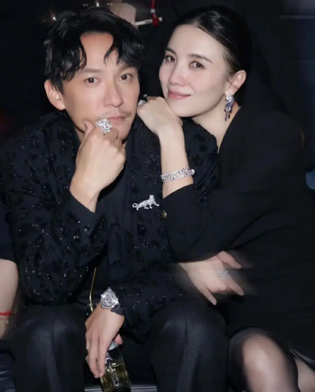 2007年，27岁的小宋佳爱上了50岁的张黎，那时候张黎的第5任妻子刘蓓正在家专