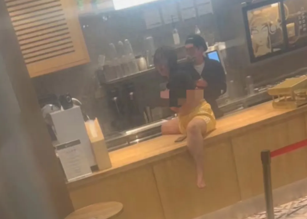 重庆一女子在奶茶店脱掉上衣，袒胸露乳，原因可能是以下4个之一。
第一个原因，可能