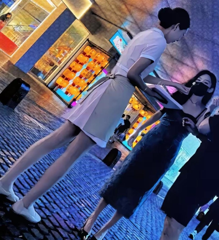 弱弱问一句，现在连店员都这么好看吗？