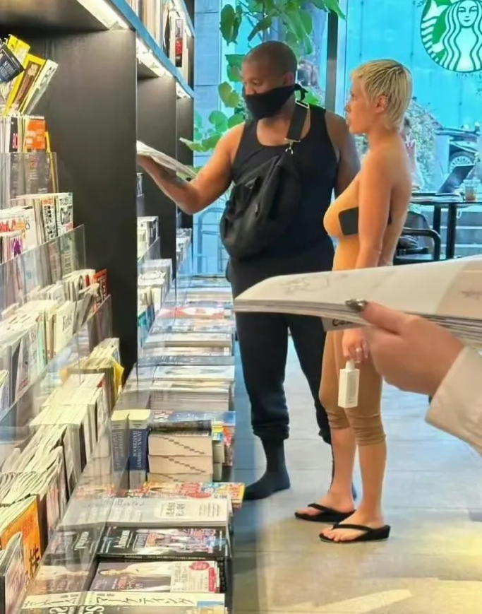 侃爷和妻子光脚在书店挑书，他们看起来像是全世界最有钱的流浪汉[允悲]