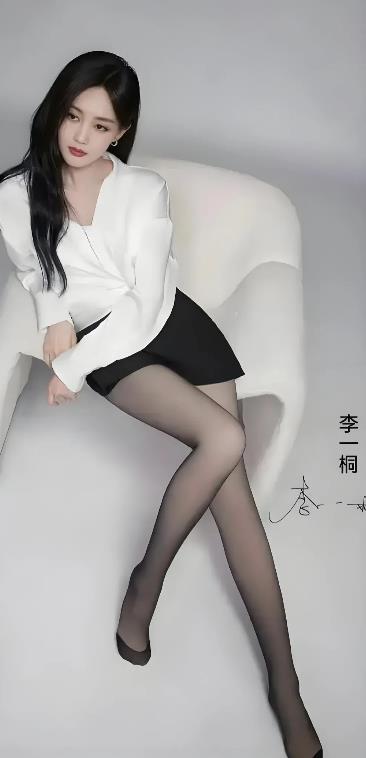 演员红不红，真的是门玄学，不信你看看李一桐就知道了！
毕业于北京舞蹈学院的她，跨