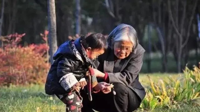 “先爬后走”和“没爬就走”的孩子，长大后差距大，父母们别大意