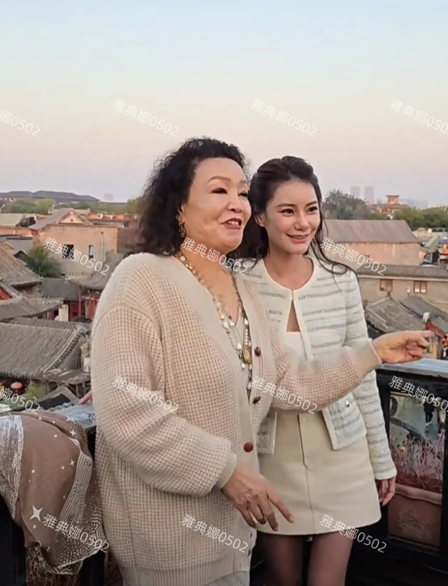 什刹海偶遇张兰和新儿媳马筱梅，马筱梅本人很漂亮虽然个子不高但纤细苗条比例好，脸很