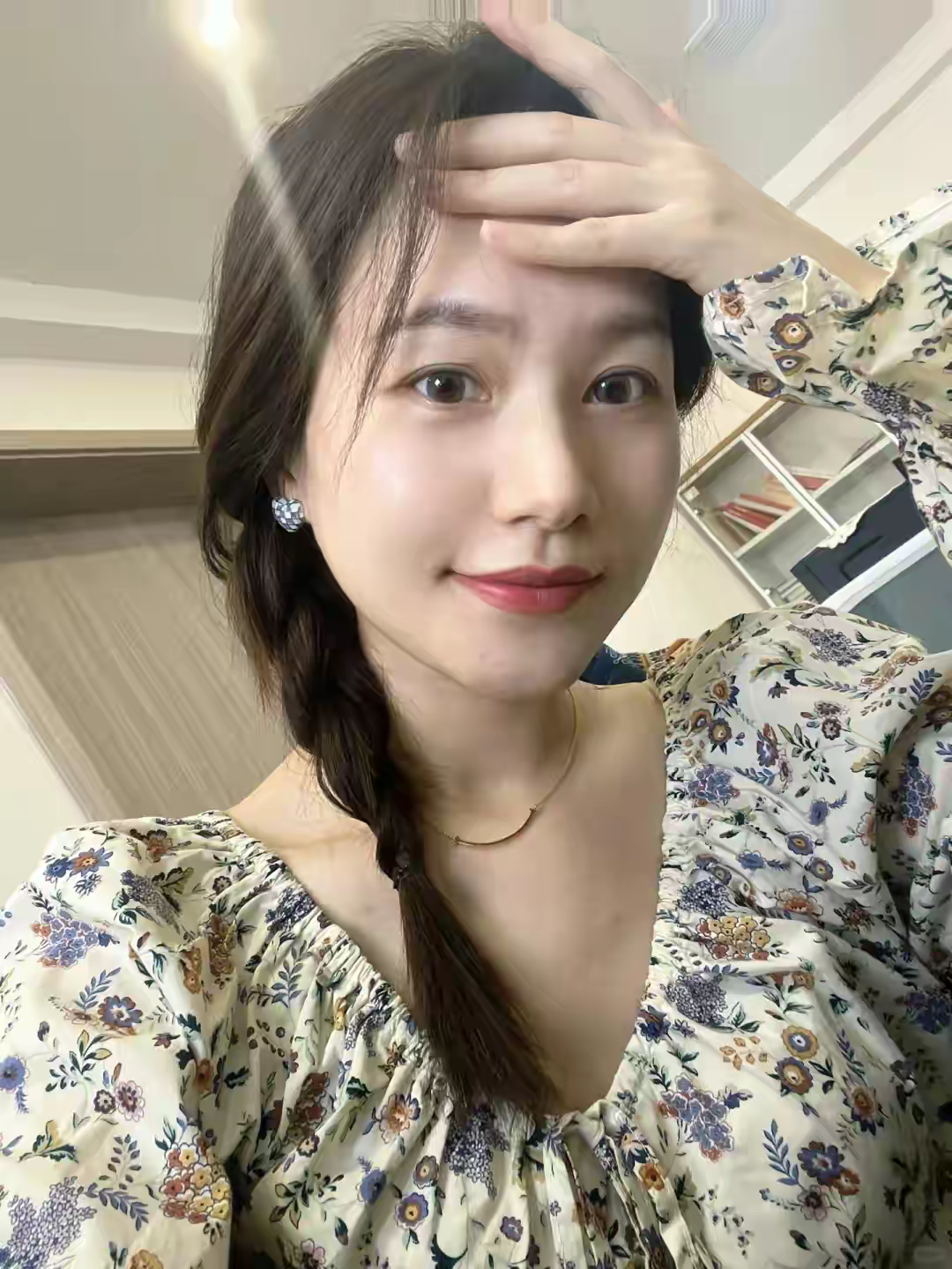 我们小区有个 邻居，是个中学女老师，身高 163cm，体重 50 公斤，长得很漂