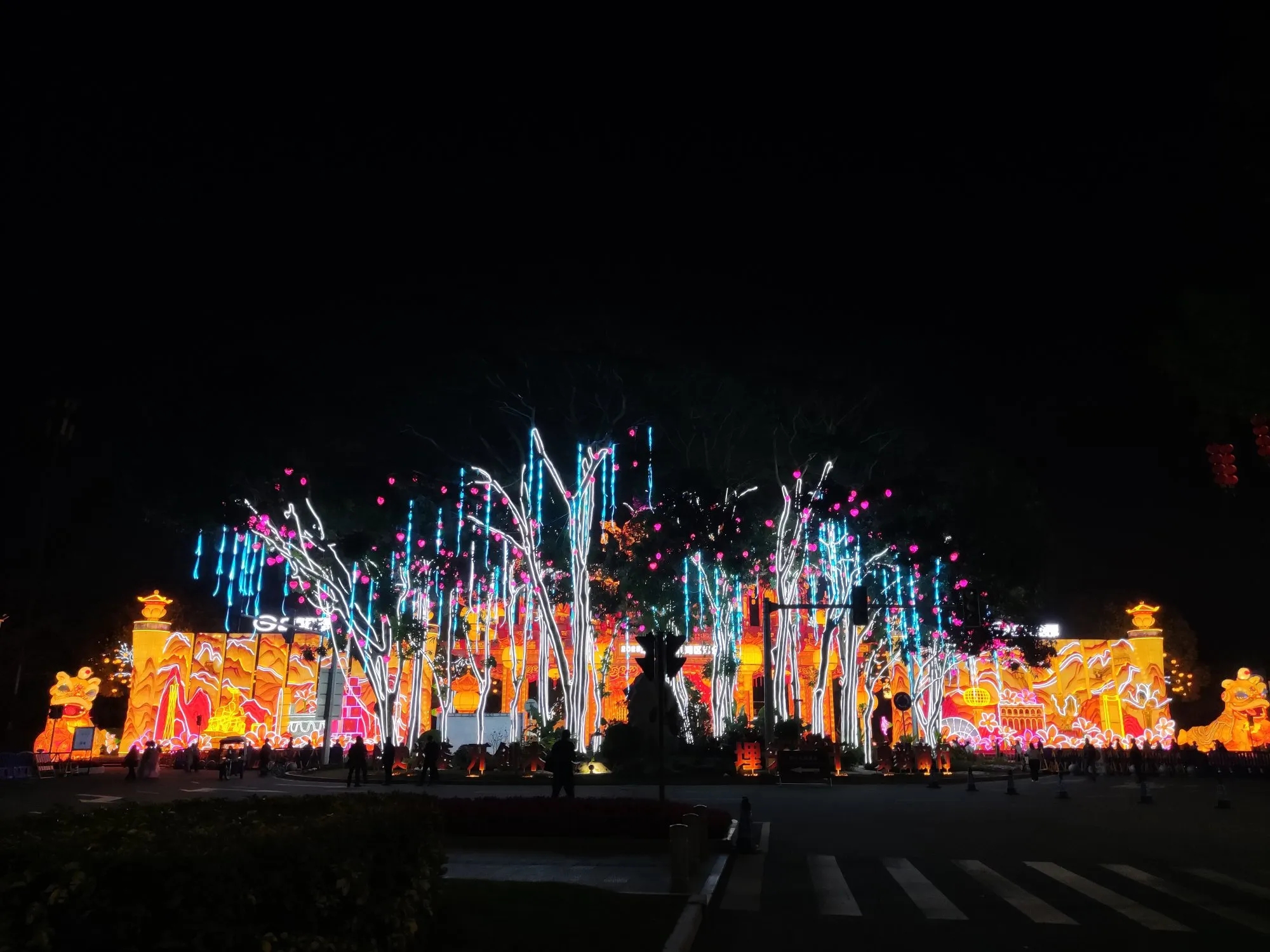 现在纯电车开几年后电池会怎么样，混动保养对比油车会怎么样呀，听说燃油车费油但省心