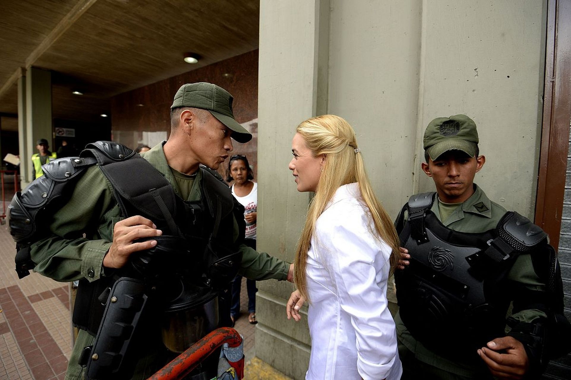 美国要帮助乌克兰征兵？驻乌使馆警告：美乌双重国籍公民不许出境。由于乌军近期再度开