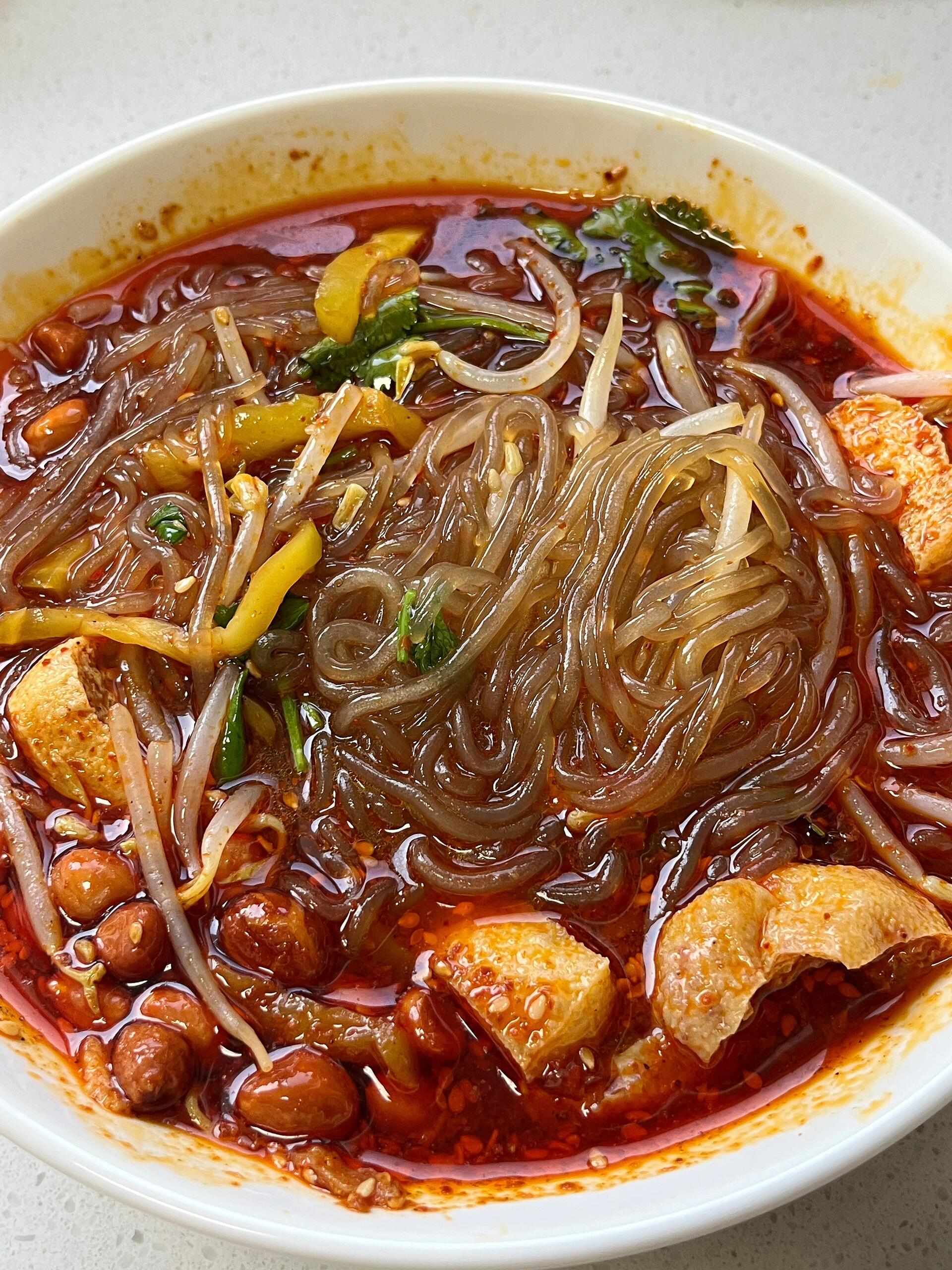 这碗酸辣粉下肚好过瘾啊

天太冷不想出门又馋酸辣粉的姐妹

一定要像我这样做
