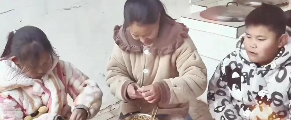 李佳翻身了！

以前叫妈，现在免了！

儿子恩泽力挺老妈！

瑶瑶缅甸站队妈妈！