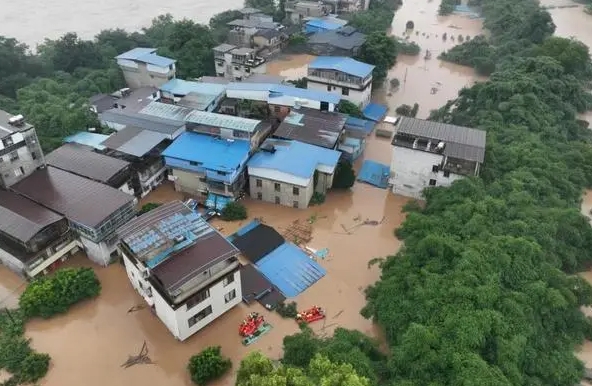在桂林市区，上涨的漓江水倒灌到沿江路面，出现20多处积水路段，10多处交通阻断，