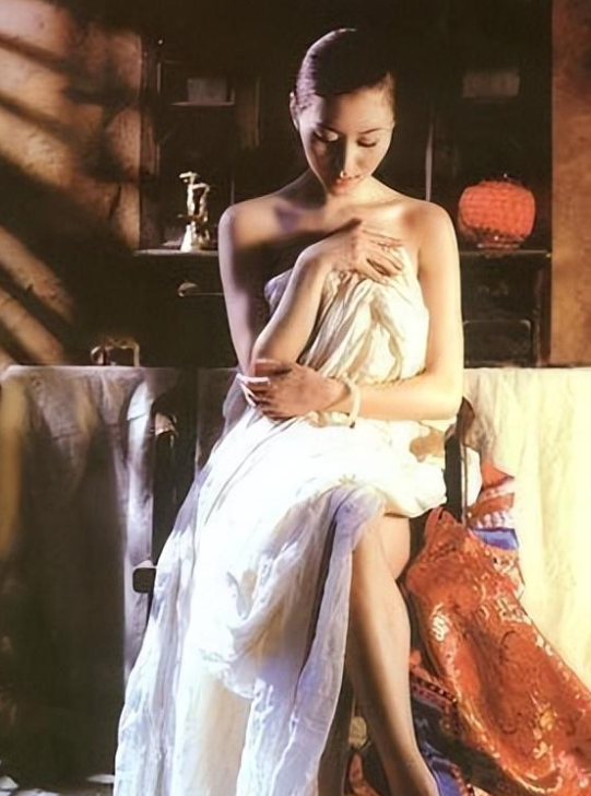 2002年，“人体模特”汤加丽的写真集刚上市，就卖了15000本。这本来是件好事