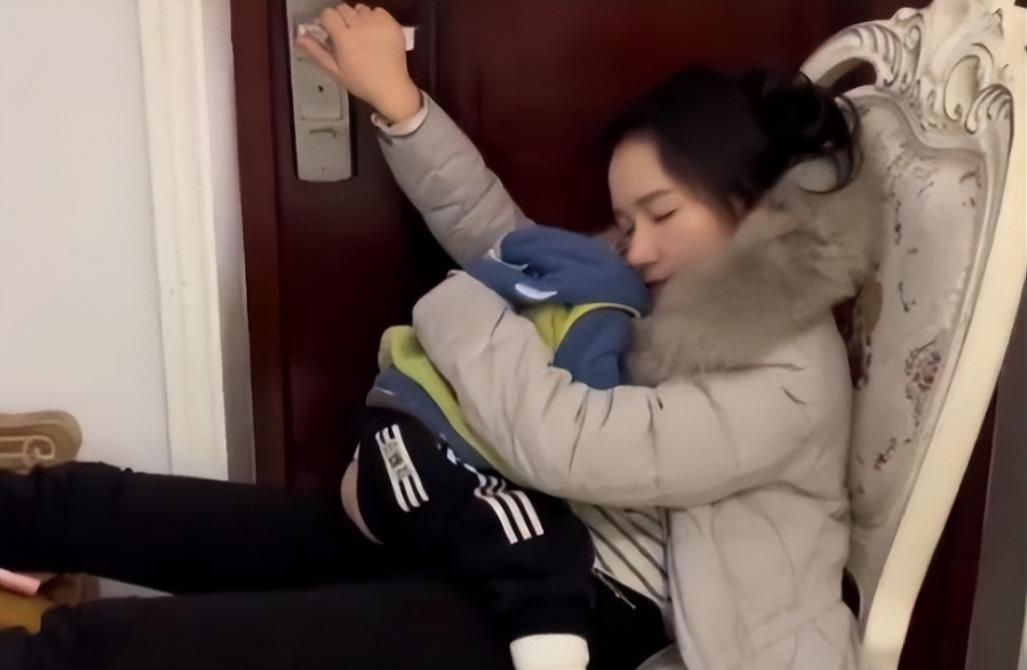 湖南，一上门女婿和妻子因琐事吵架，护女心切的丈母娘直接让其滚。见儿子一直在哭，想