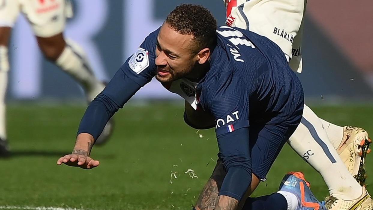 欧冠生死战！大巴黎中场核心受伤，还能笑到最后吗