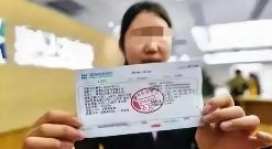 江西，一女子嫌男友挣钱少，吵着与他分手，为留住女友，男子突发奇想，竟拨打墙上办证