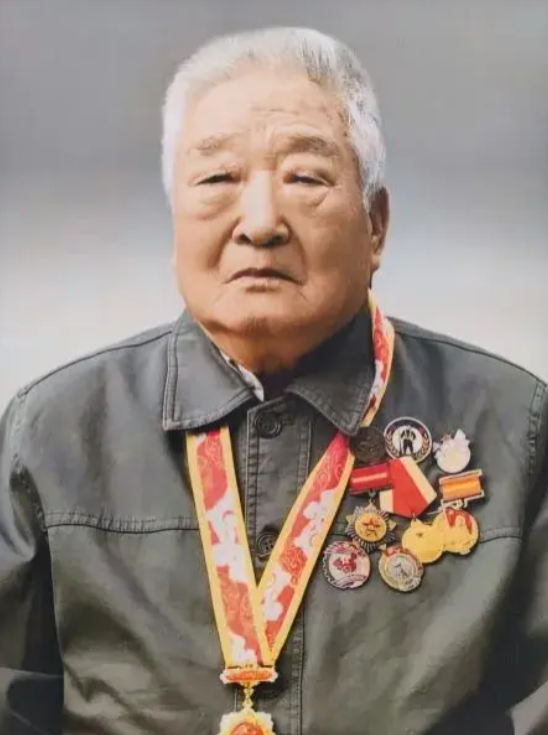2024年6月29日，云南一位96岁的退休教师去世，学校好不容易才找到他的资料，