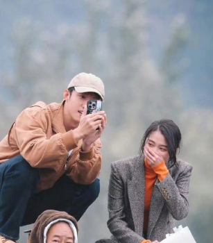 黄景瑜和代拍打招呼