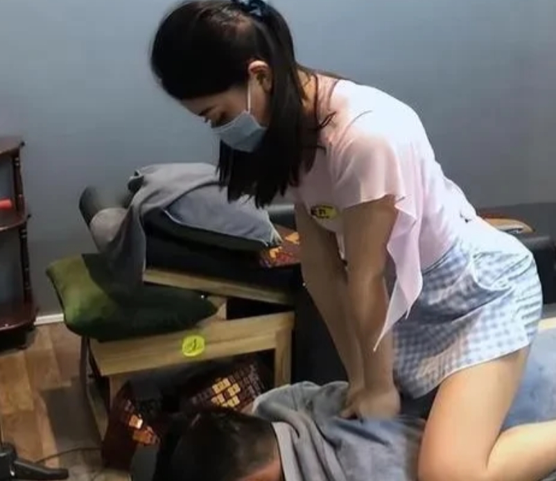 新疆，男子到美容店按摩，由于老板娘正在服务其他客人，便躺在按摩床上休息。谁料一个