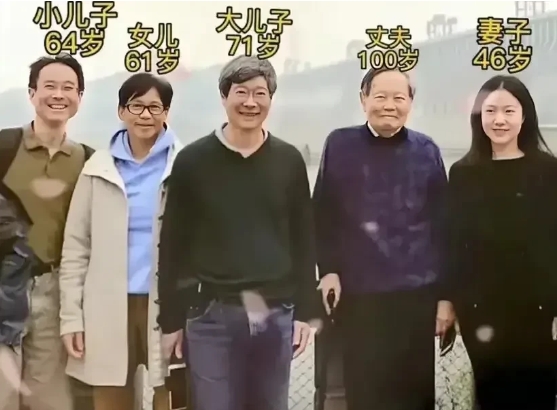 杨振宁百岁全家福引热议，背后的故事更精彩