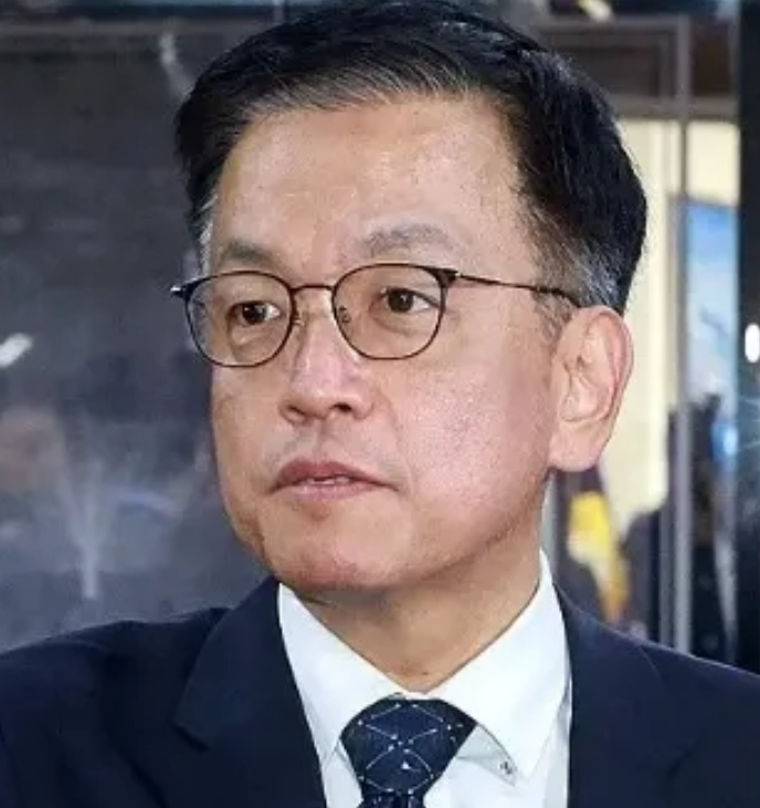 崔相穆已经做出了自己的选择！
1 月 6 日，就在韩国公调处和韩国警方拉扯，崔相