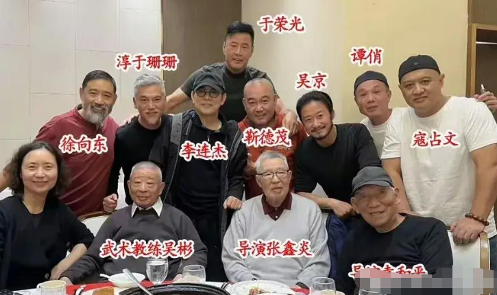 李连杰吴京突然引发了热议，起因是有网友晒出了李连杰吴京和其他人的聚餐照片，照片中