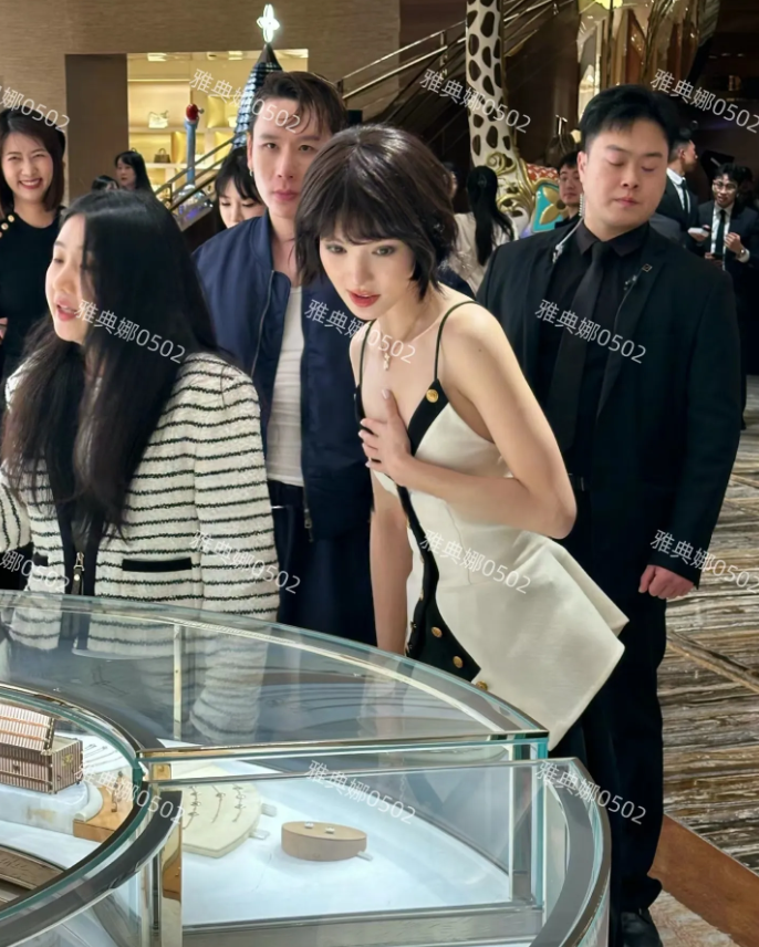 金晨胸前一马平川还用手挡啥？
上海恒隆见到她，本人的整容感真是太强了，尤其是鼻子