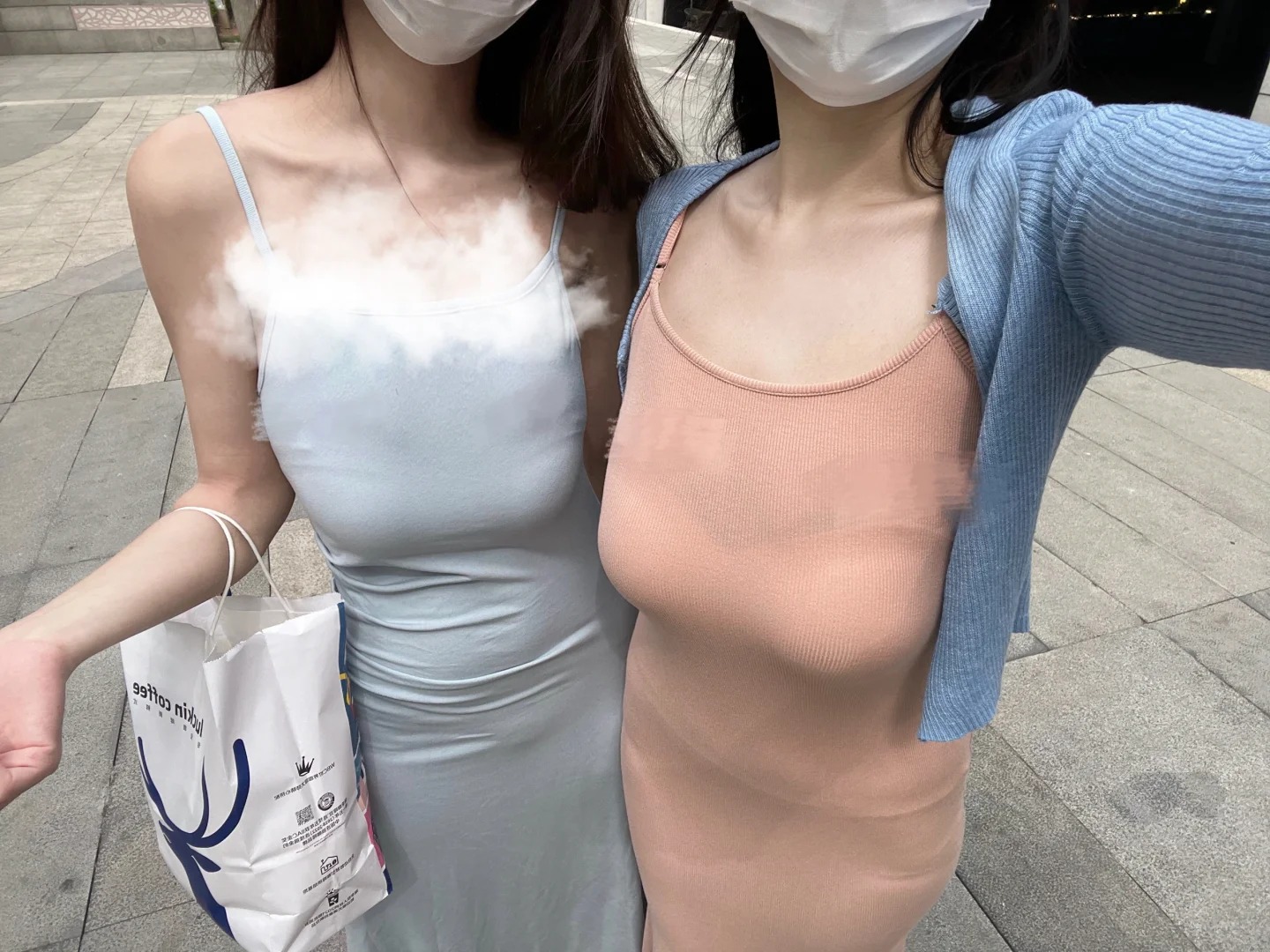 这一瞬间真不知道该说无肩带什么好了。。。
今天和舍友逛街的时候感觉脸都要丢完了！