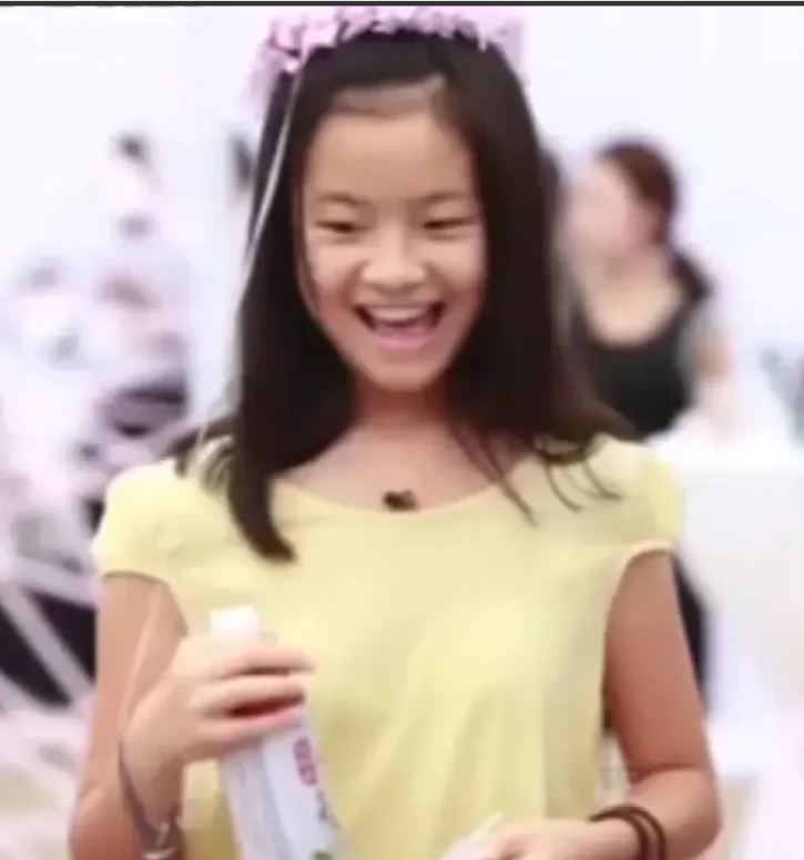 原来李庚希才是真正的京圈小公主，李庚希父亲和徐静蕾是小时候一起长大的好朋友，李庚