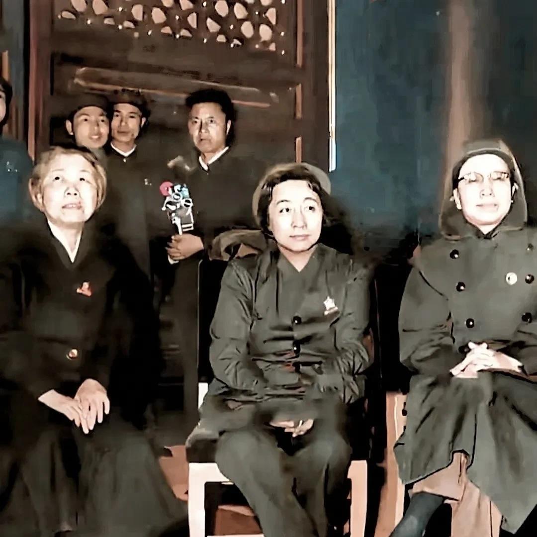 难得一见的老照片
一九六九年十月一日晚的北京，三位女士正在天安门城楼上，观看庆