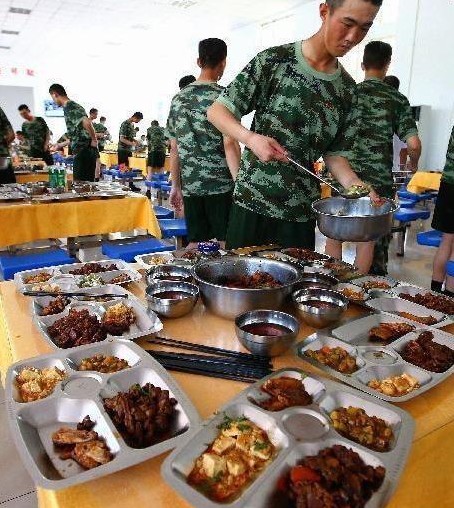 部队的伙食费那么少，为什么还能吃的无比丰富？

别说部队里的大锅饭了，国宴的用餐