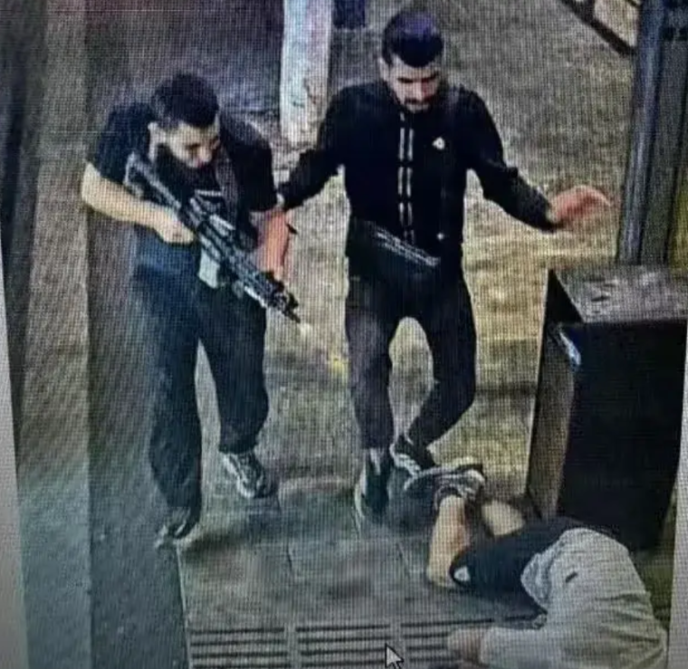 特拉维夫这次的事情真是太严重了。两个阿拉伯人用匕首袭击了以色列的军警，还抢走了他